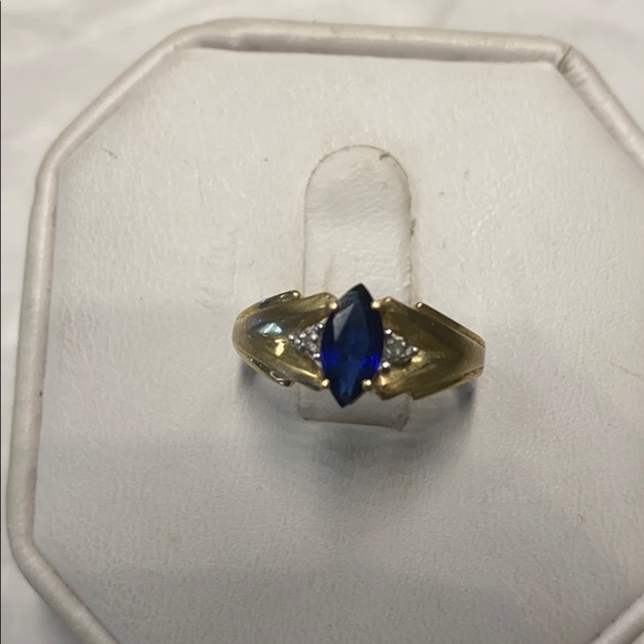 10IK yellow gold sapphire ring